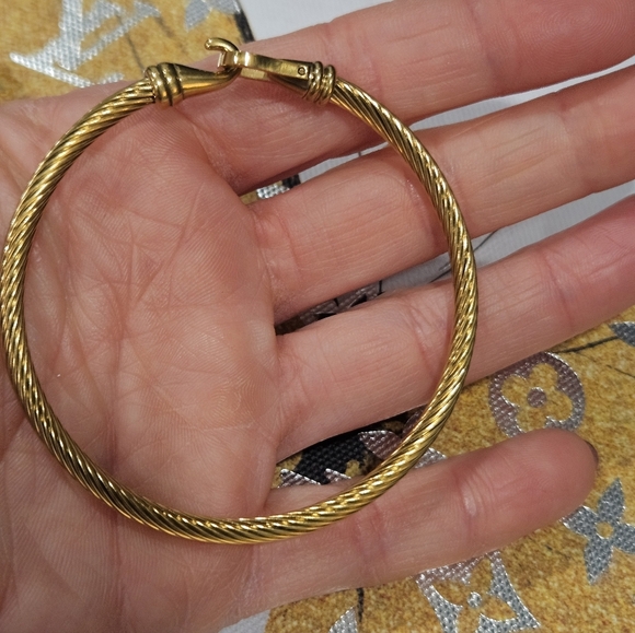 NEW Gold-Tone Stainless Horseshoe Closure Bangle Bracelet - Picture 2 of 5